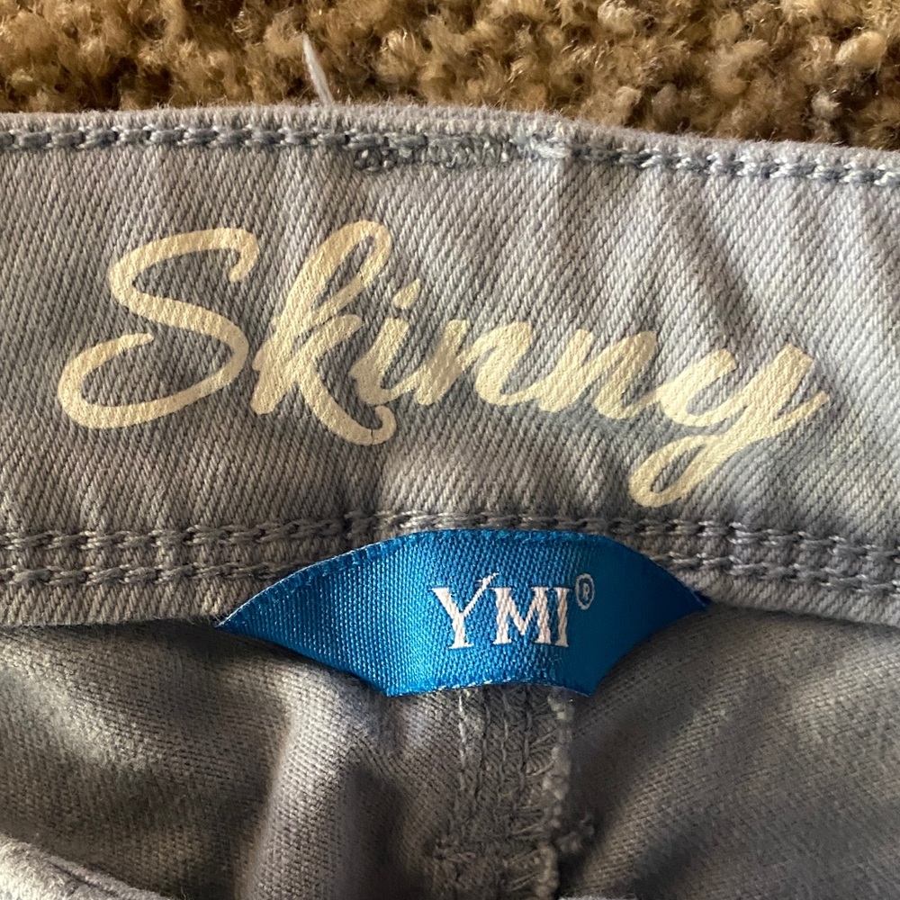 Junior’s Light Wash Skinny Jeans - Picture 7 of 12